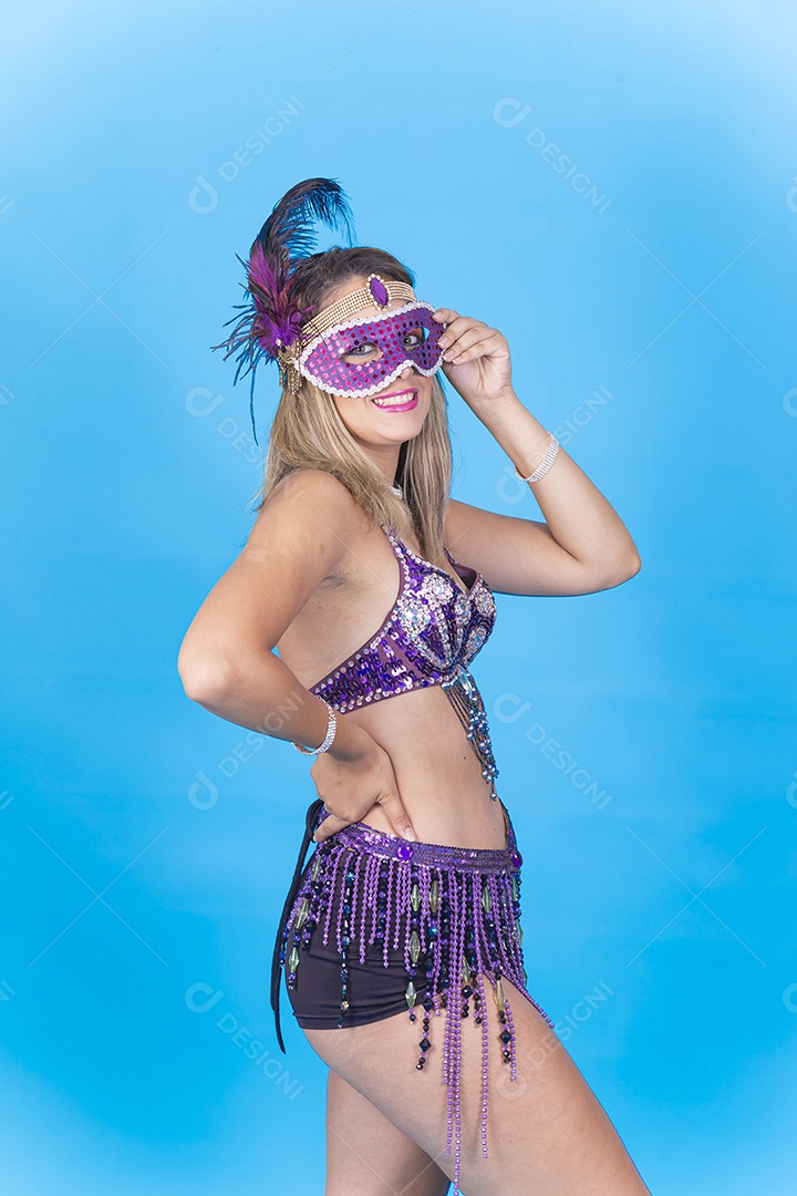 Linda jovem loira com fantasia carnavalescas.