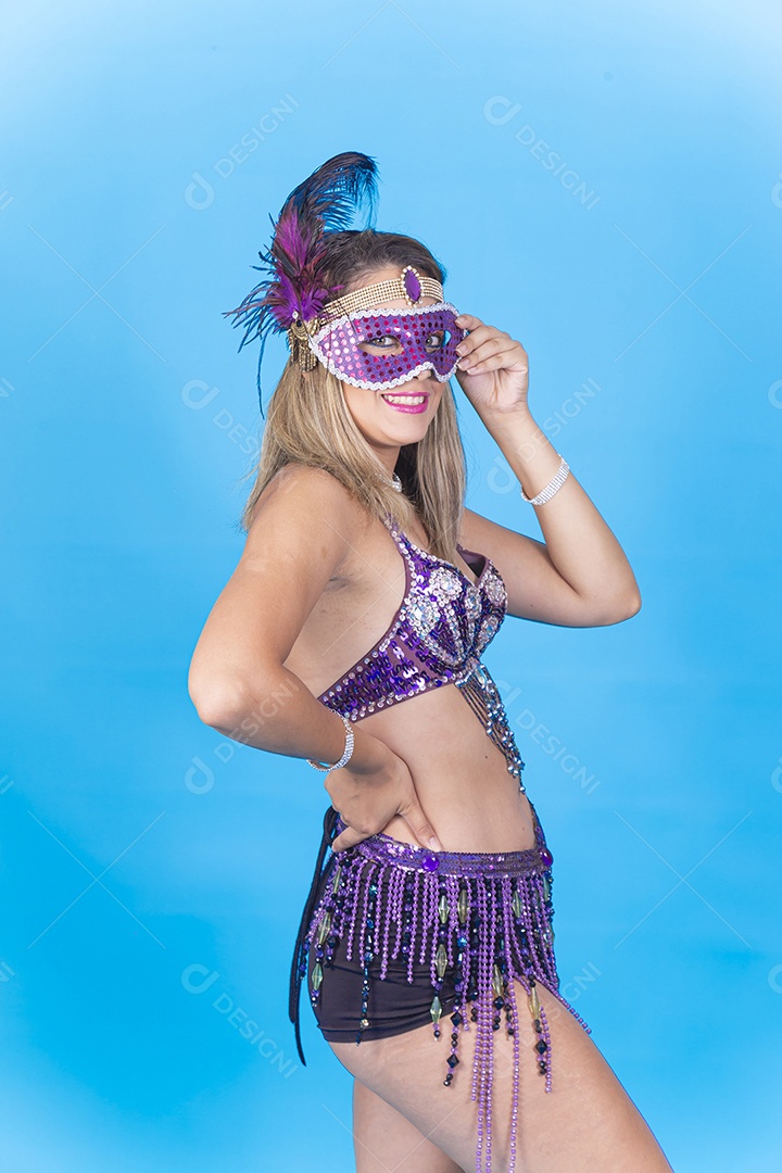 Linda jovem loira com fantasia carnavalescas.