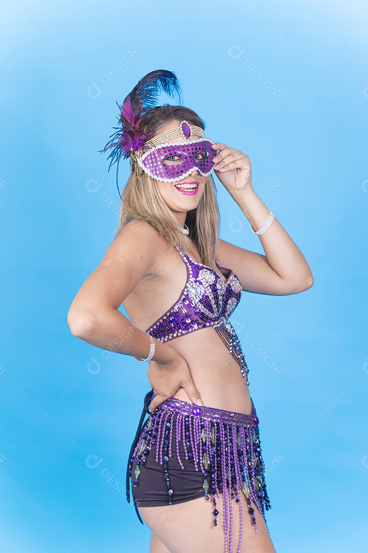 Linda jovem loira com fantasia carnavalescas.