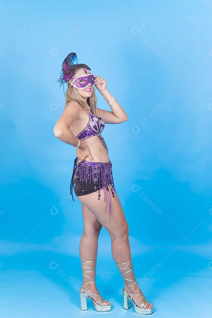 Mulher com fantasia carnavalescas.