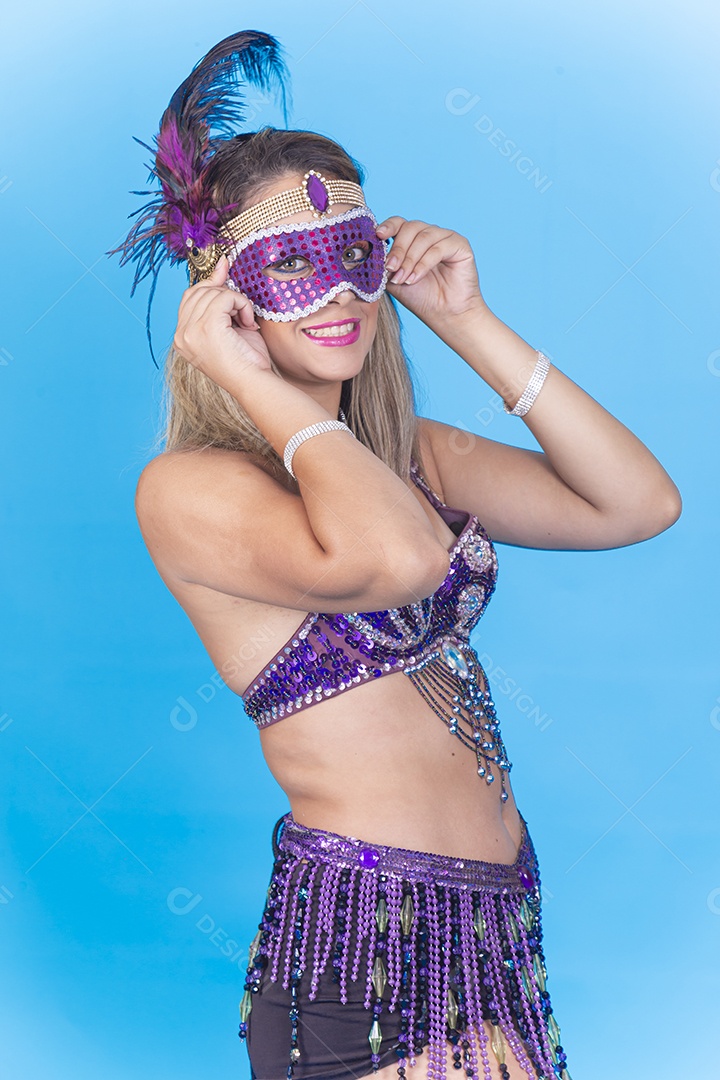 Linda jovem loira com fantasia carnavalescas.