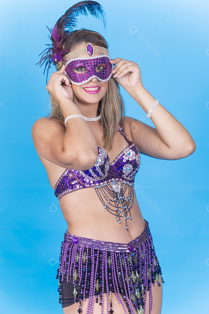 Linda jovem loira com fantasia carnavalescas.