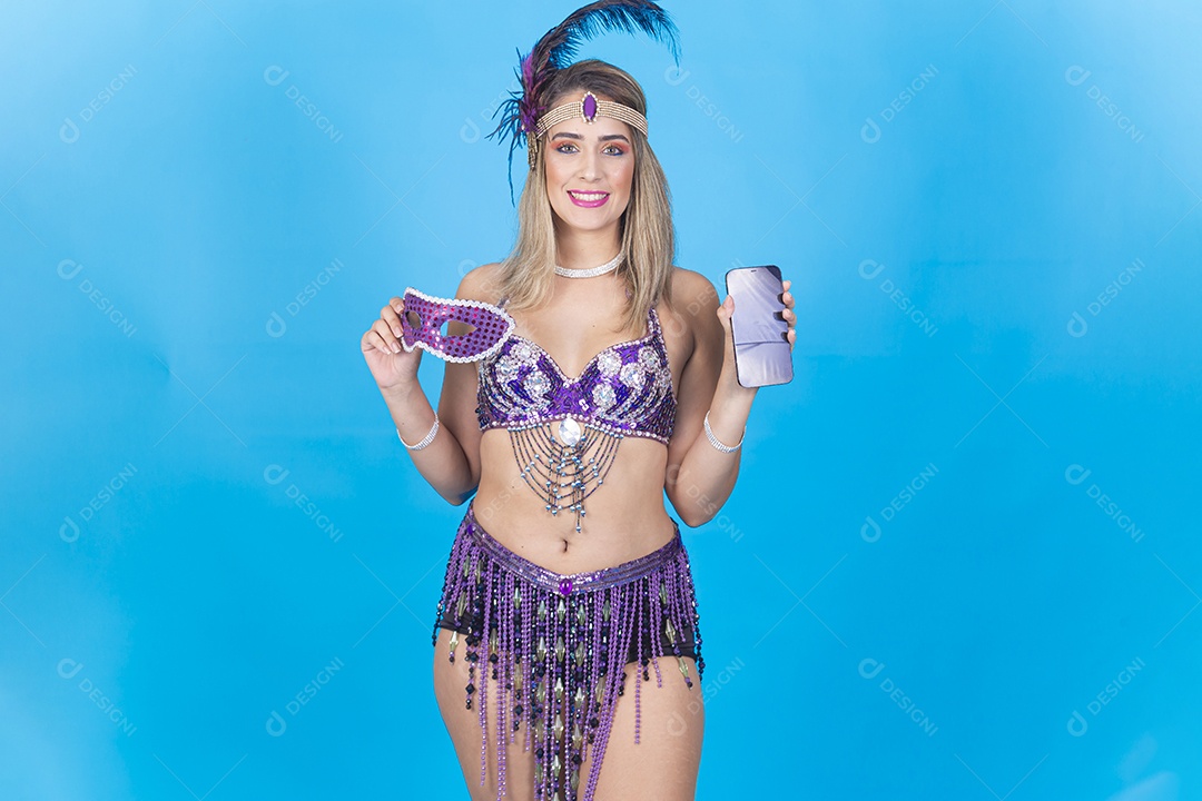 Linda jovem loira com fantasia carnavalescas segurando celular.