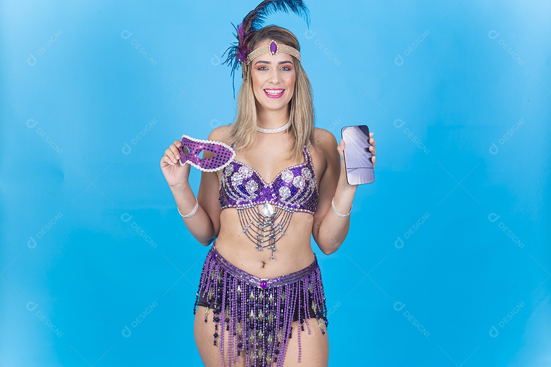 Linda jovem loira com fantasia carnavalescas segurando celular.