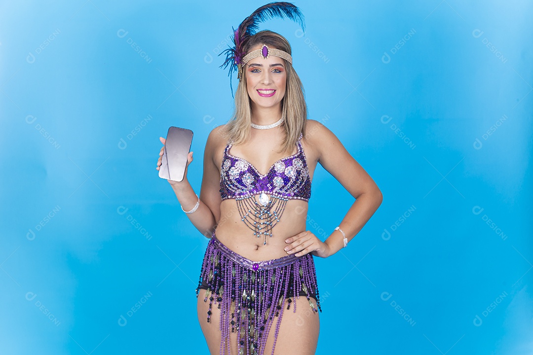 Linda jovem loira com fantasia carnavalescas segurando celular.
