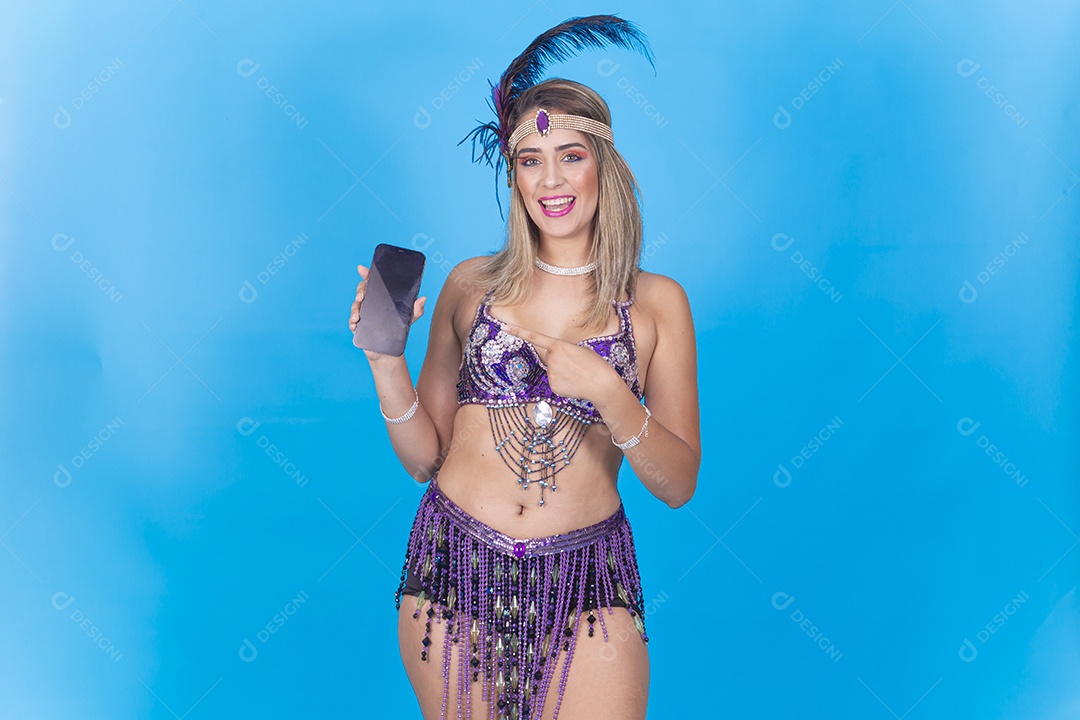 Linda jovem loira com fantasia carnavalescas segurando celular.