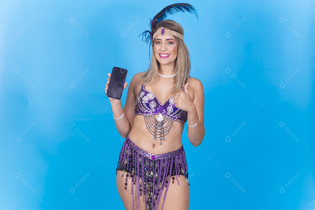 Linda jovem loira com fantasia carnavalescas segurando celular.