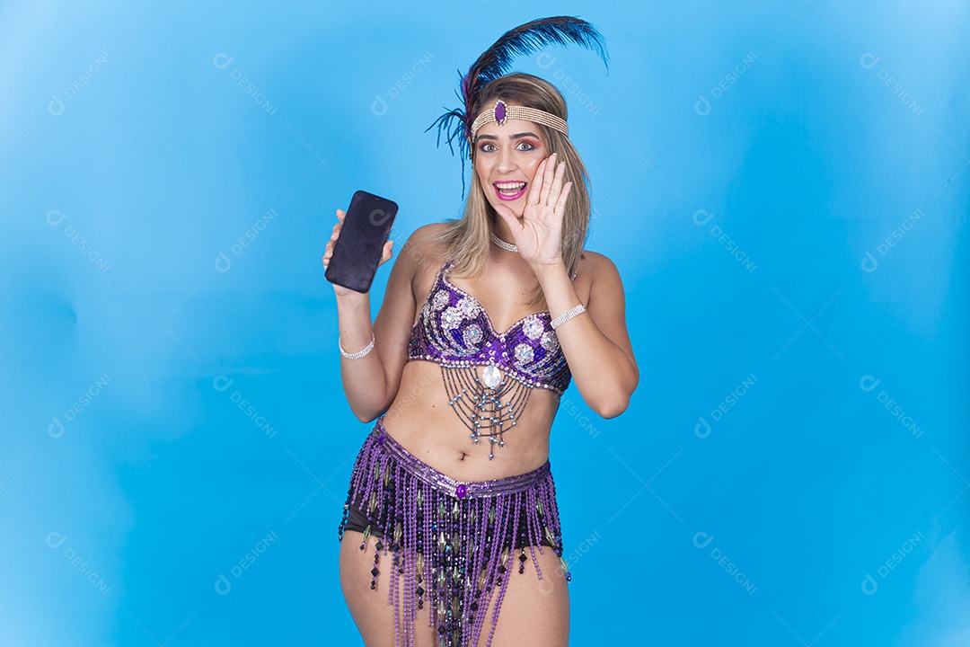 Linda jovem loira com fantasia carnavalescas segurando celular.