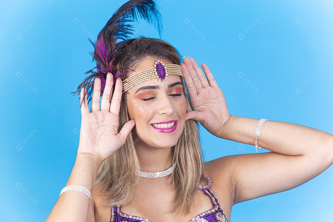 Linda mulher usando acessório na cabeça para o carnaval.
