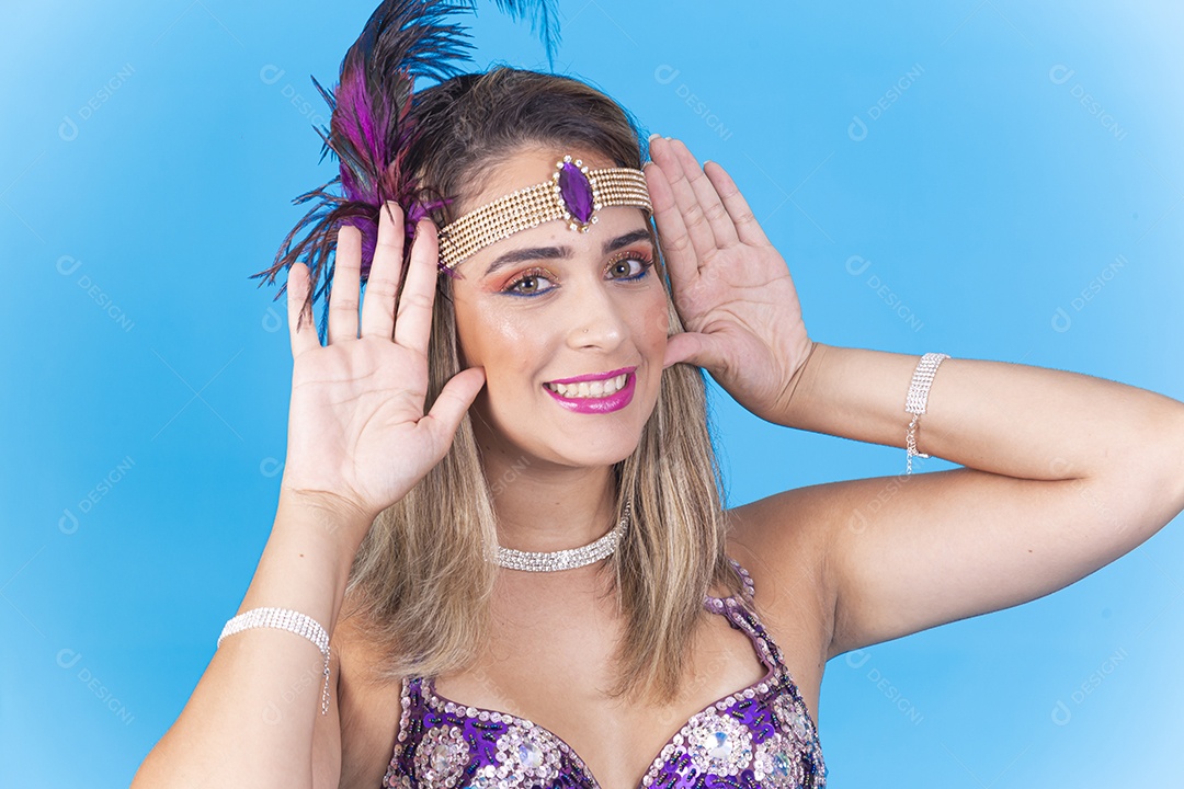Linda mulher usando acessório na cabeça para o carnaval.
