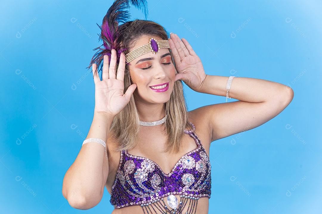 Linda mulher usando acessório na cabeça para o carnaval.