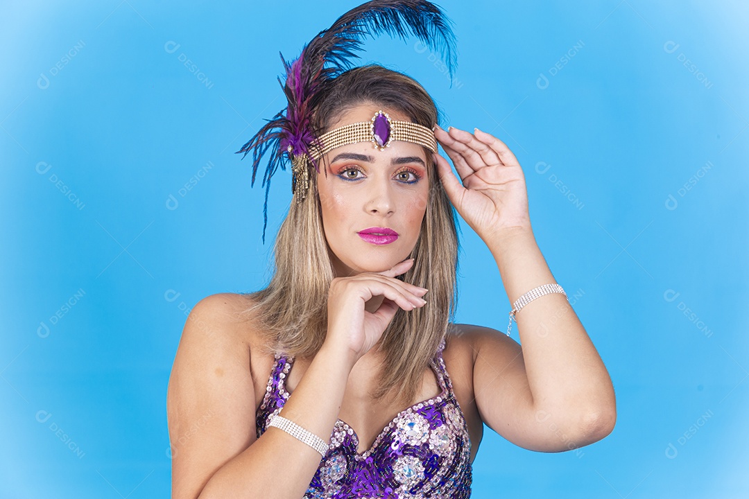 Linda mulher usando acessório na cabeça para o carnaval.