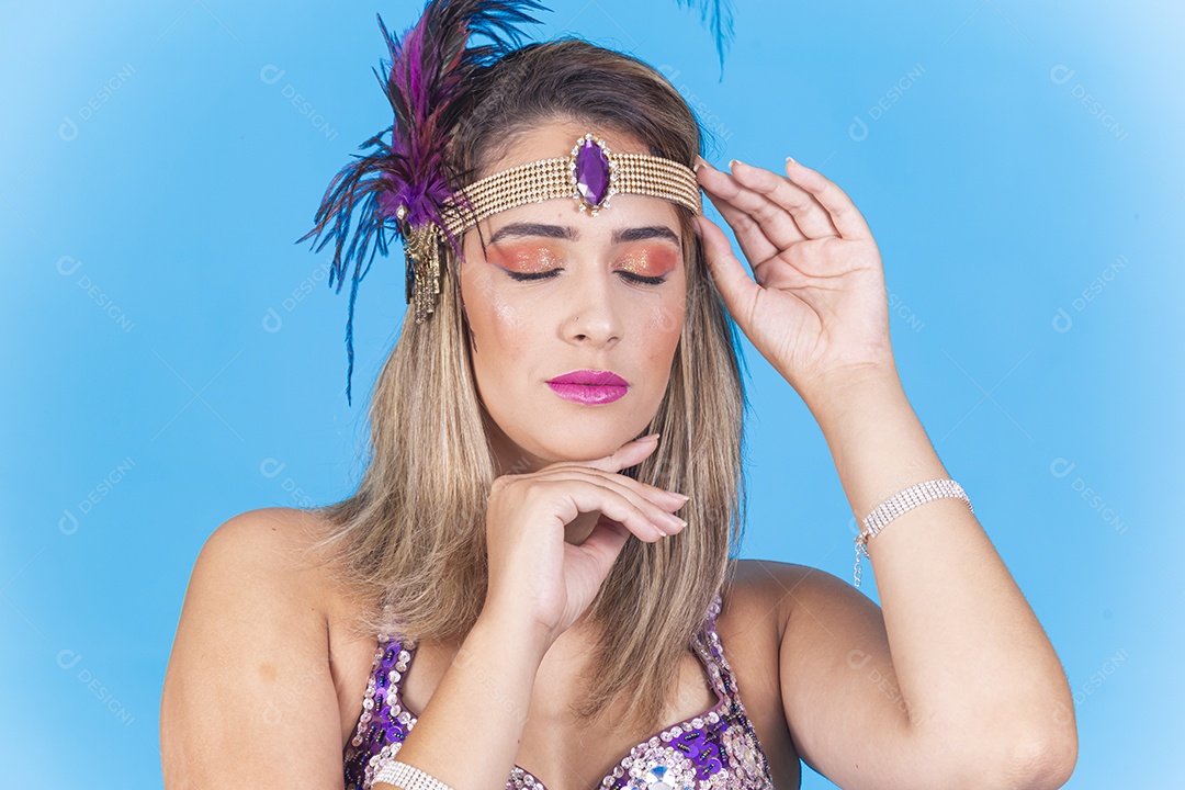 Linda mulher usando acessório na cabeça para o carnaval.