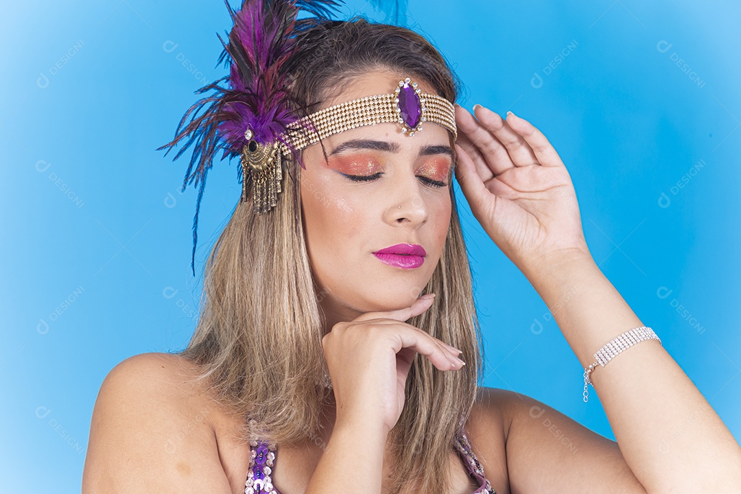 Linda mulher usando acessório na cabeça para o carnaval.