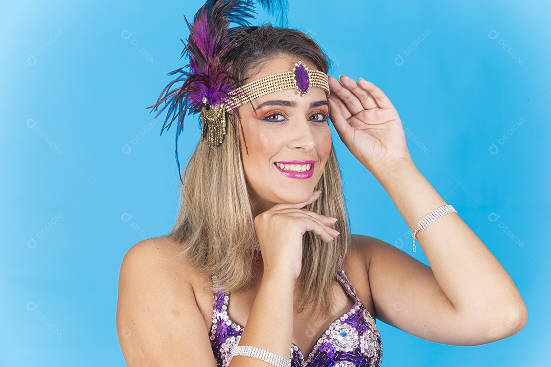 Linda mulher usando acessório na cabeça para o carnaval.