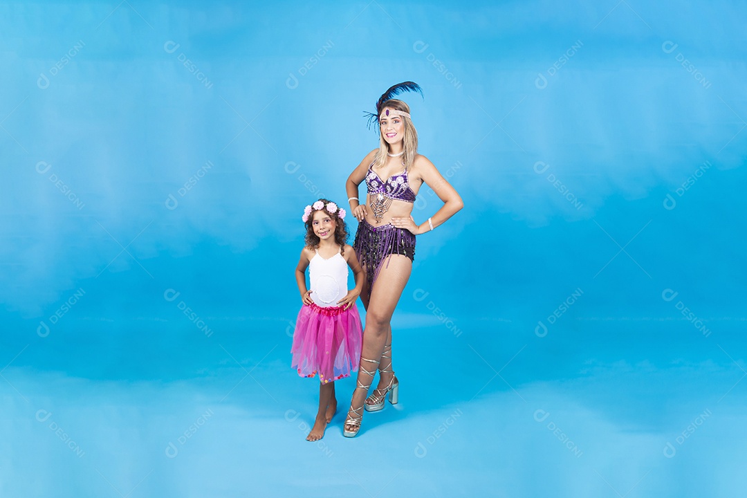 Mãe e filha fantasiadas para o carnaval.