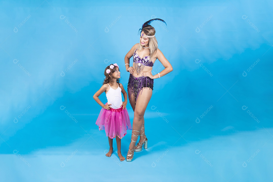 Mãe e filha fantasiadas para o carnaval.