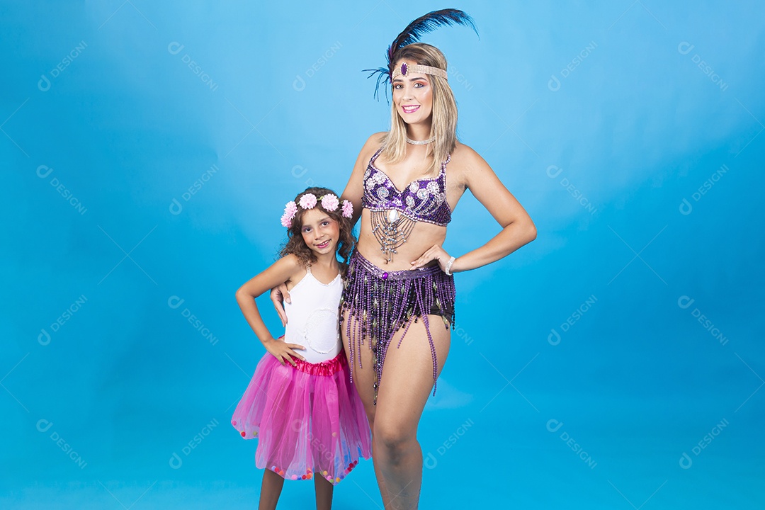 Mãe e filha fantasiadas para o carnaval.