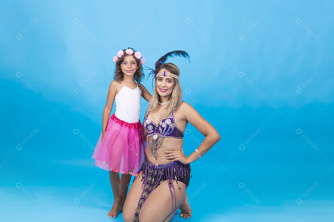 Mãe e filha fantasiadas para o carnaval.