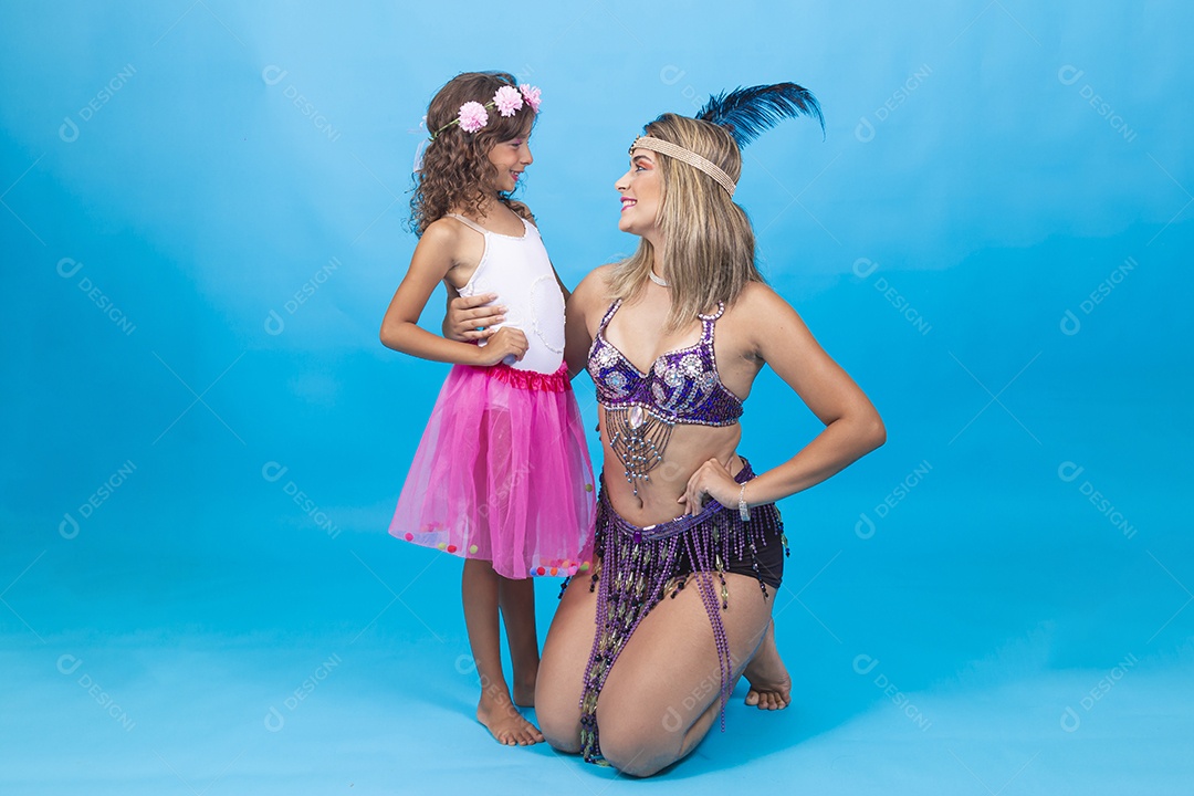 Mãe e filha fantasiadas para o carnaval.