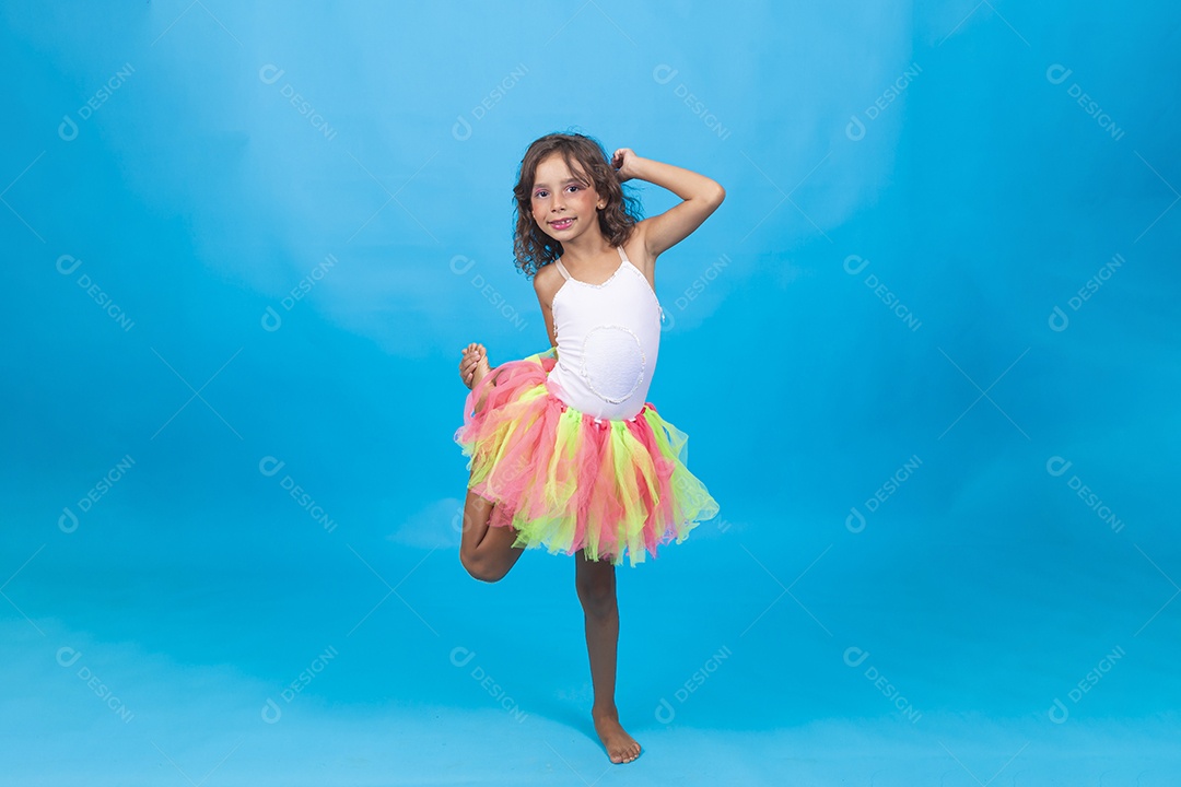 Linda criança fantasiada sobre um fundo isolado azul.