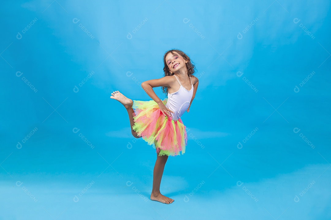 Linda menina fantasiada sobre um fundo isolado azul.