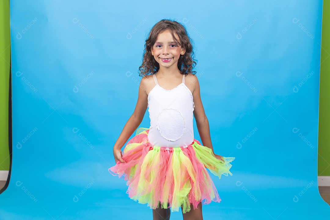 Linda menina fantasiada sobre um fundo isolado azul.