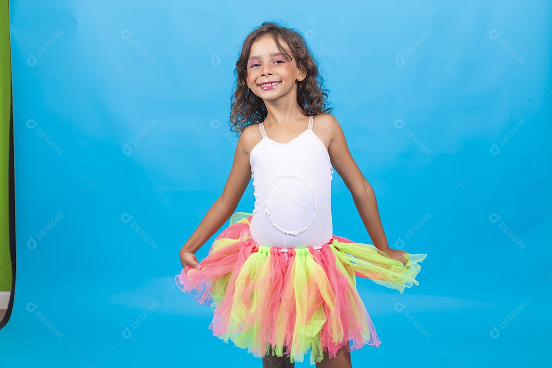 Linda menina fantasiada sobre um fundo isolado azul.
