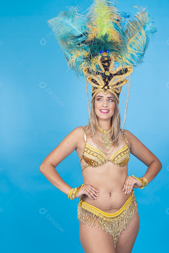 Linda passista loira fantasiada para o carnaval.