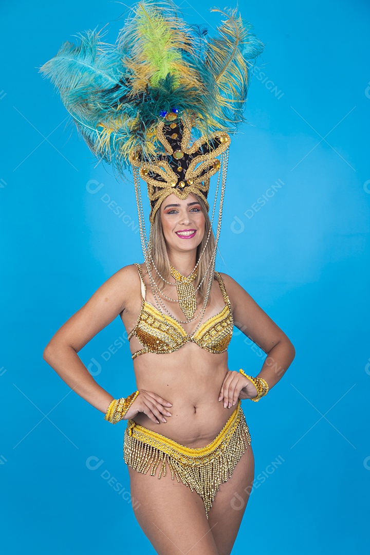 Linda passista loira fantasiada para o carnaval.