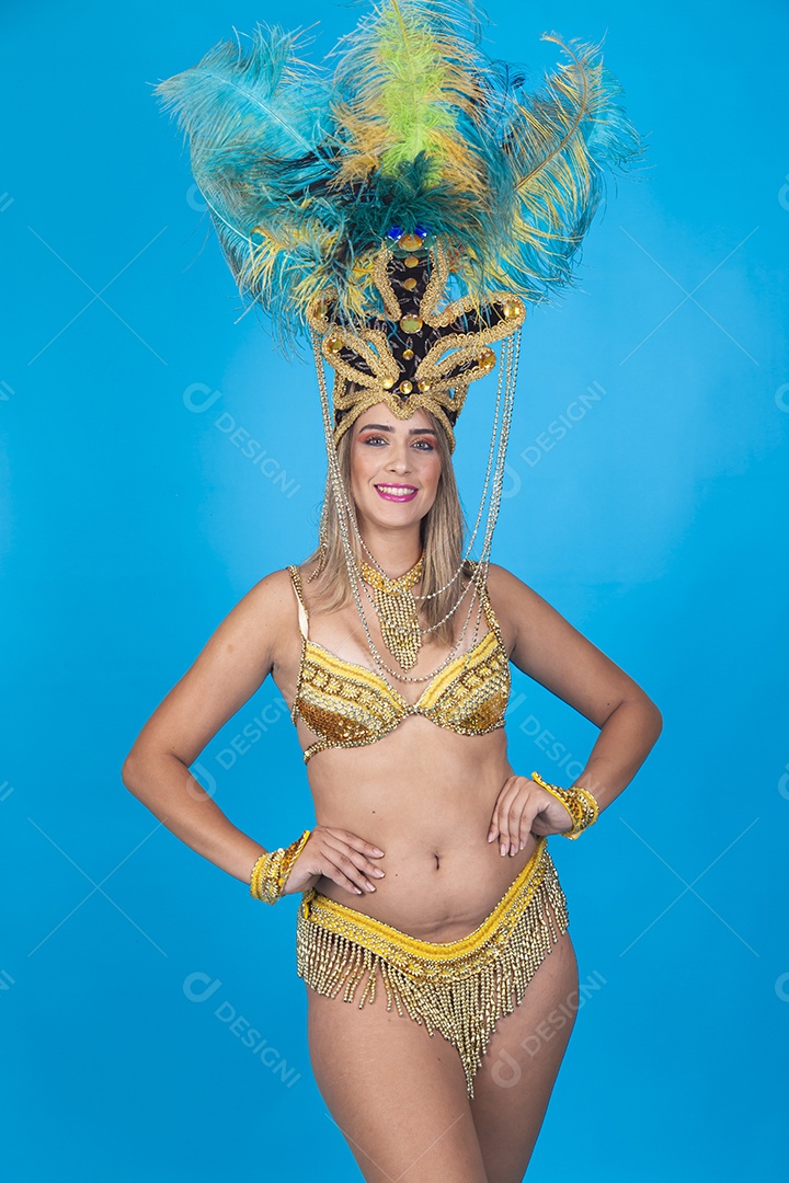 Linda passista loira fantasiada para o carnaval.