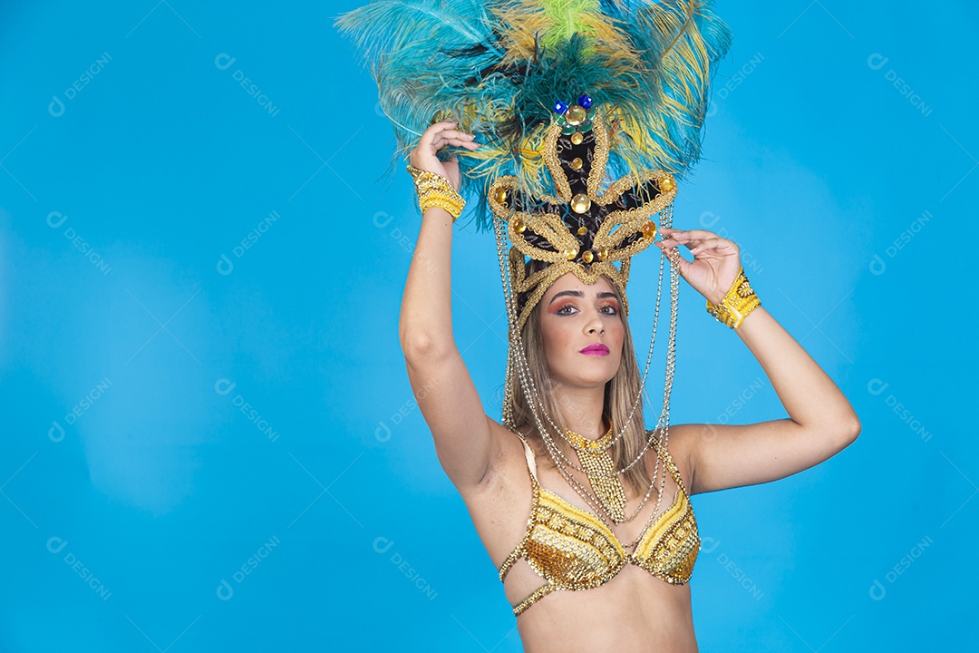 Linda passista loira fantasiada para o carnaval.