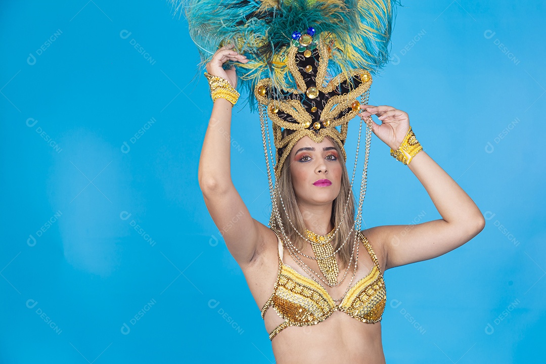 Linda passista loira fantasiada para o carnaval.