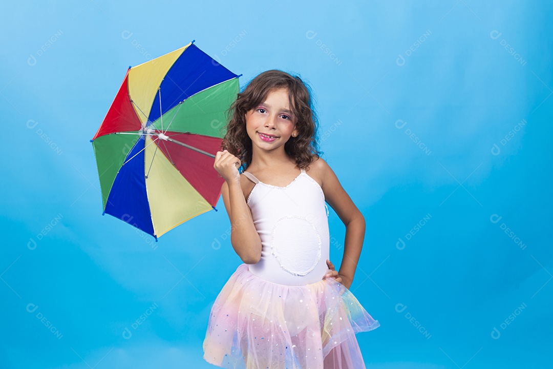 Linda menina segurando sombrinha de frevo.