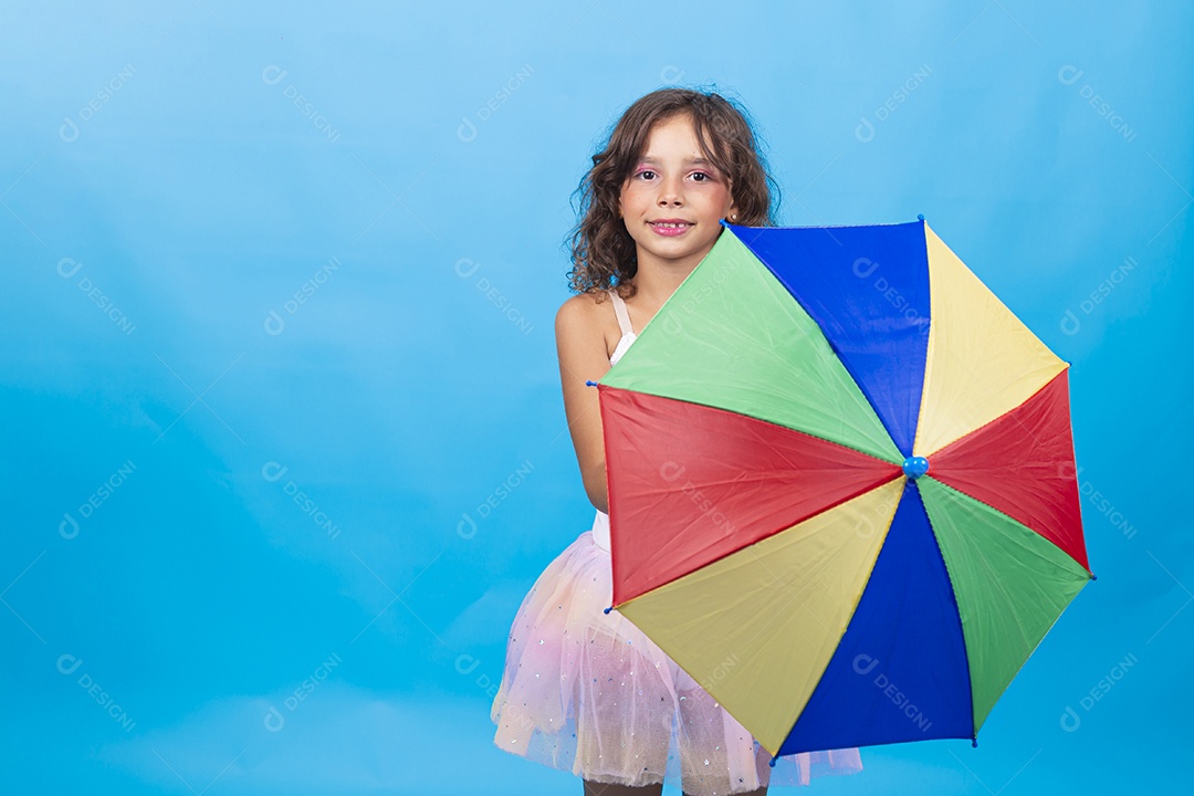 Linda menina segurando sombrinha de frevo.