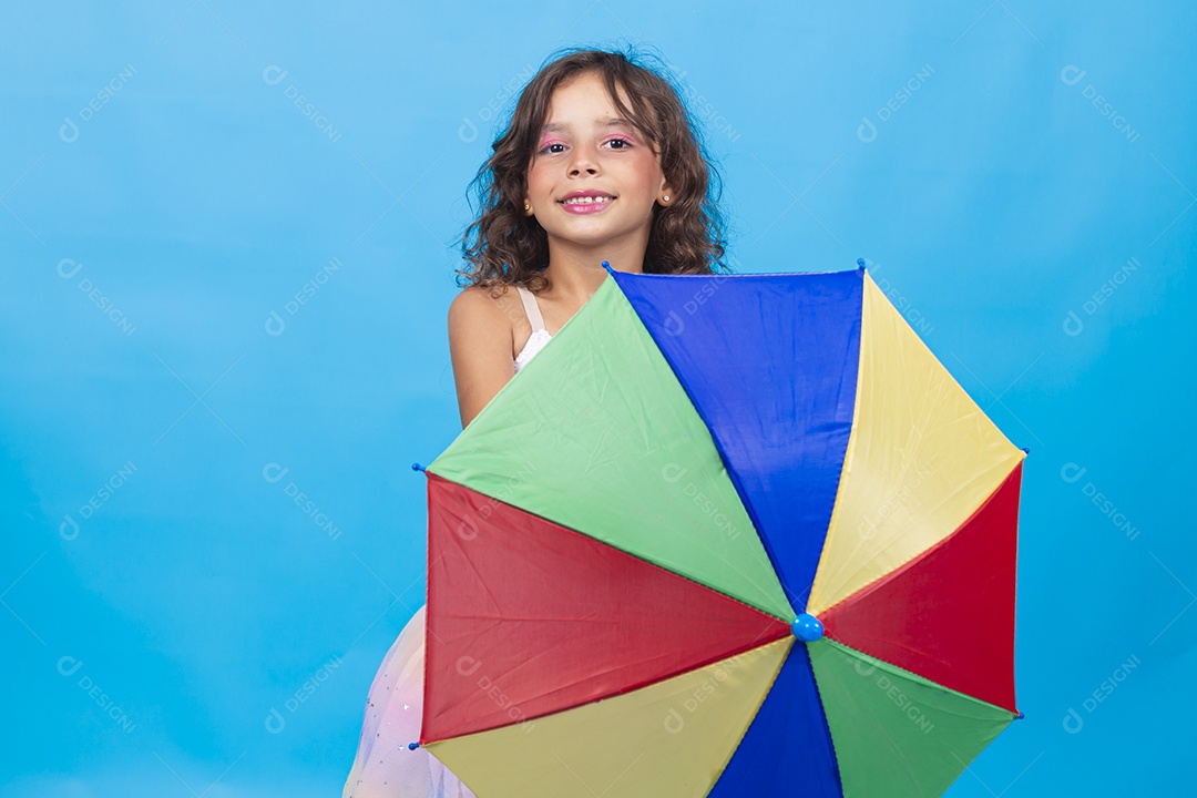 Linda menina segurando sombrinha de frevo.