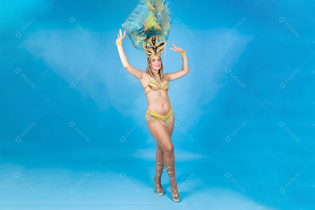 Linda passista loira fantasiada para o carnaval.