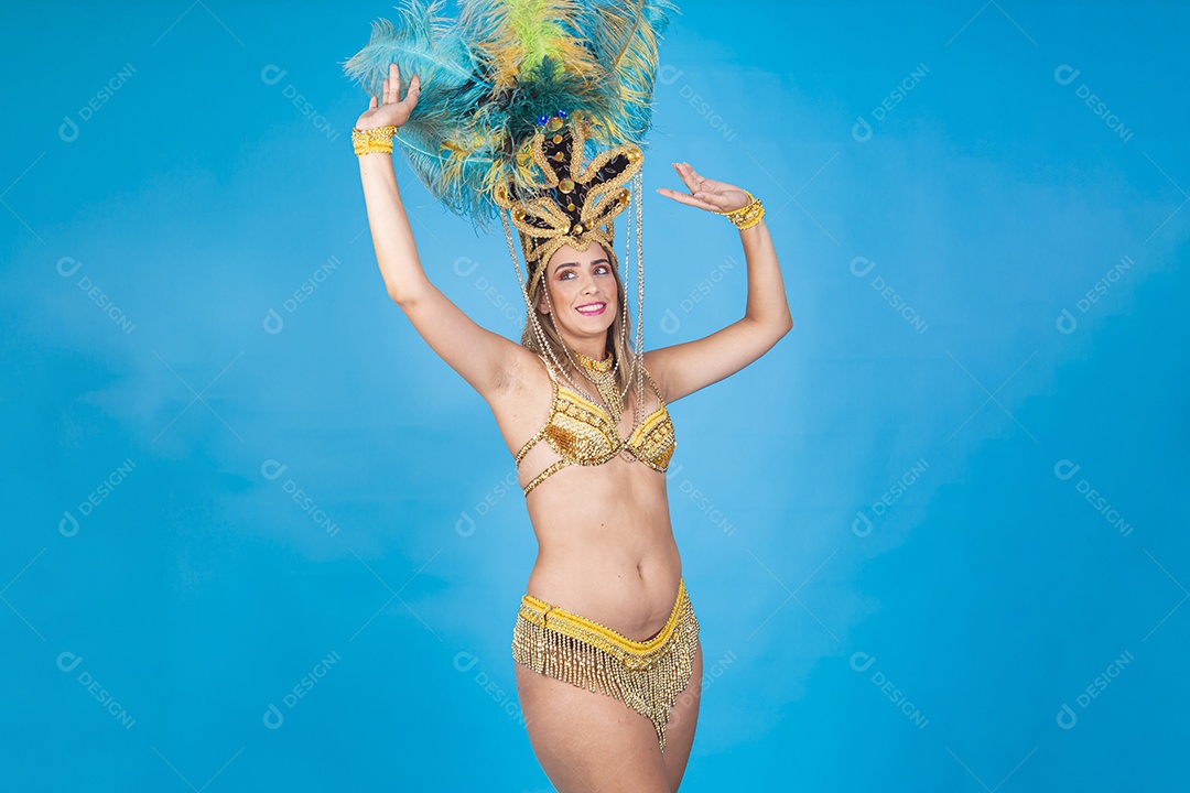 Linda passista loira fantasiada para o carnaval.