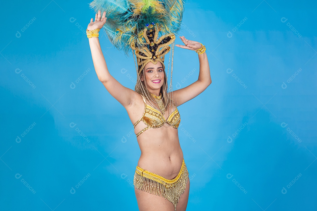 Linda passista loira fantasiada para o carnaval.