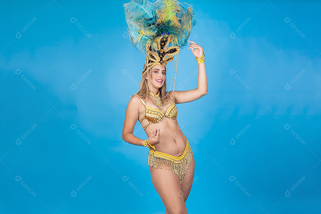 Linda passista loira fantasiada para o carnaval.