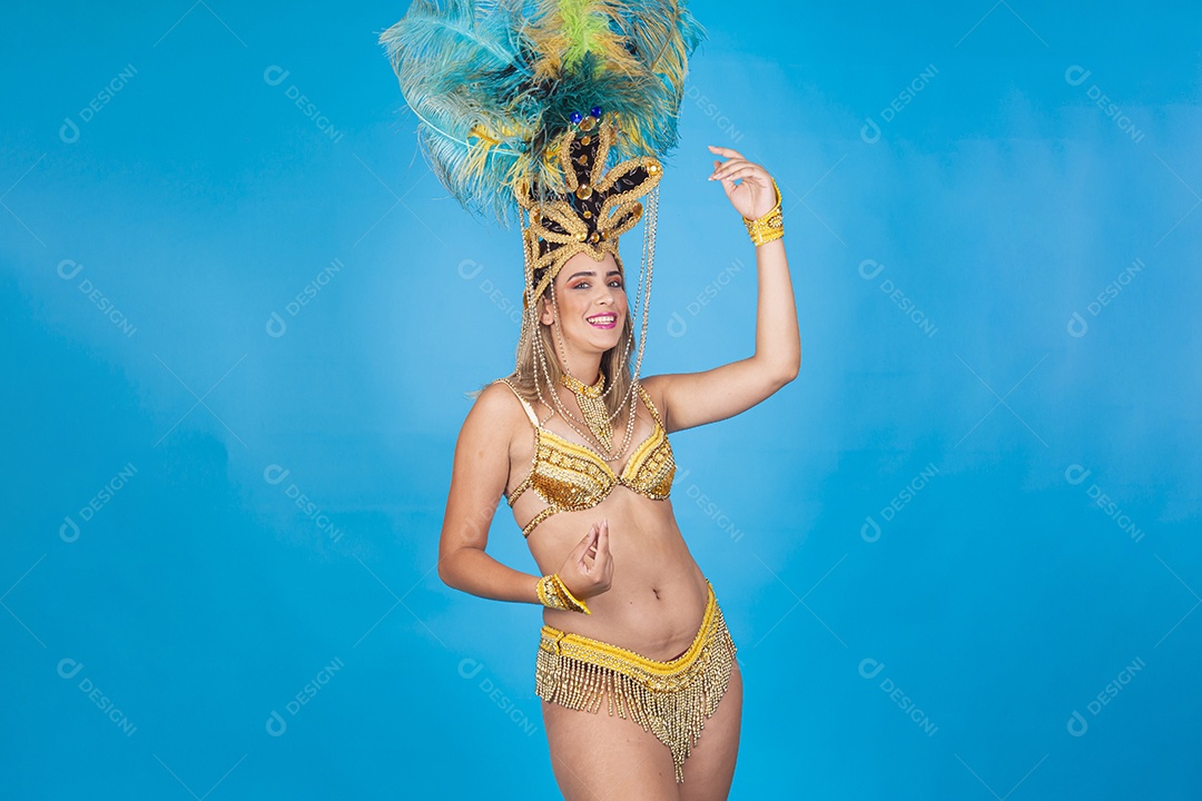 Linda passista loira fantasiada para o carnaval.