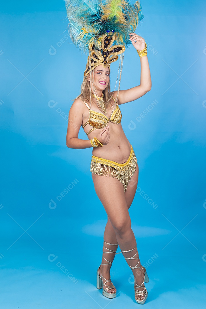 Linda passista loira fantasiada para o carnaval.