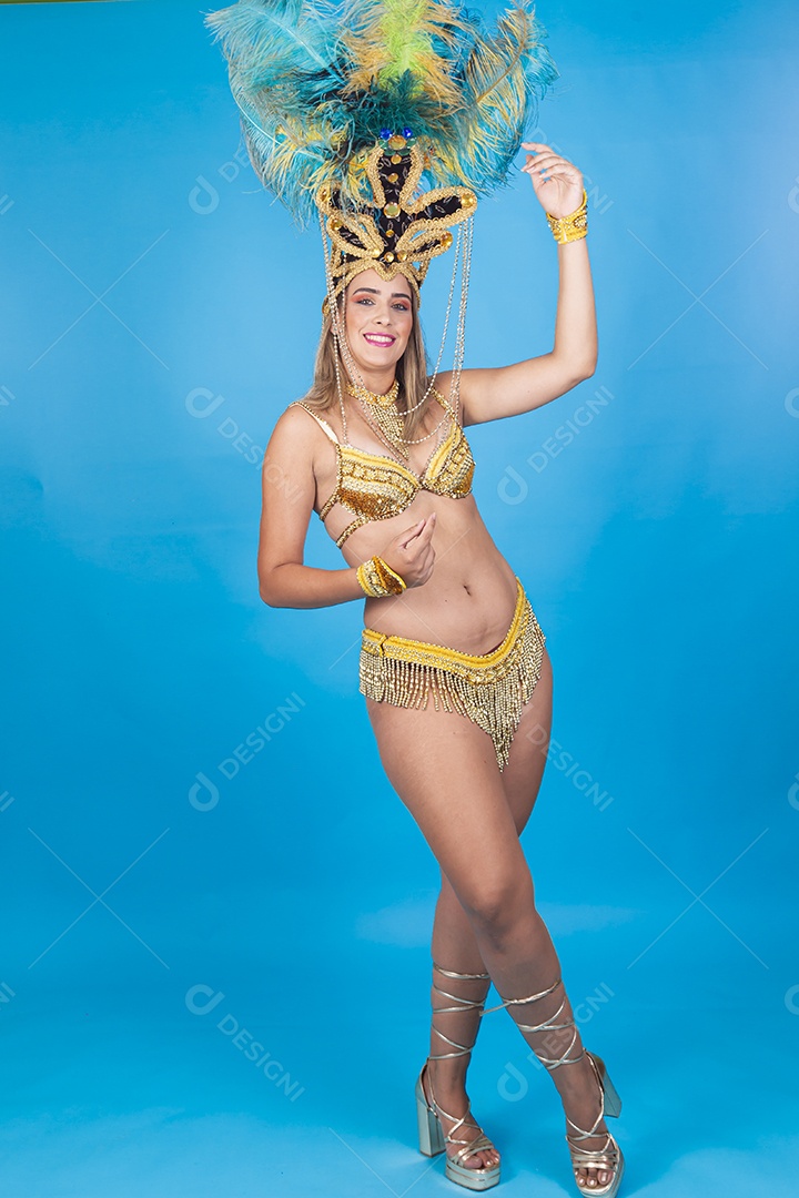 Linda passista loira fantasiada para o carnaval.