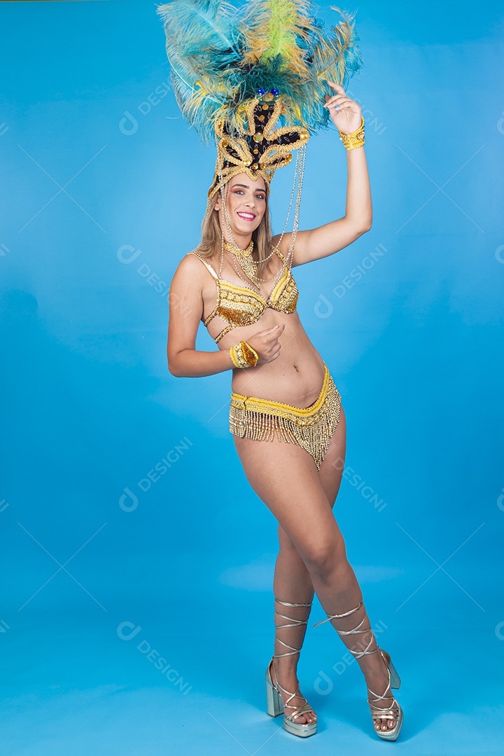 Linda passista loira fantasiada para o carnaval.