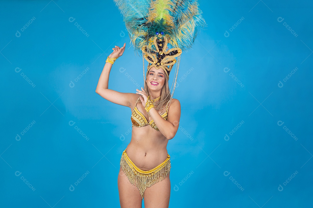 Linda passista loira fantasiada para o carnaval.