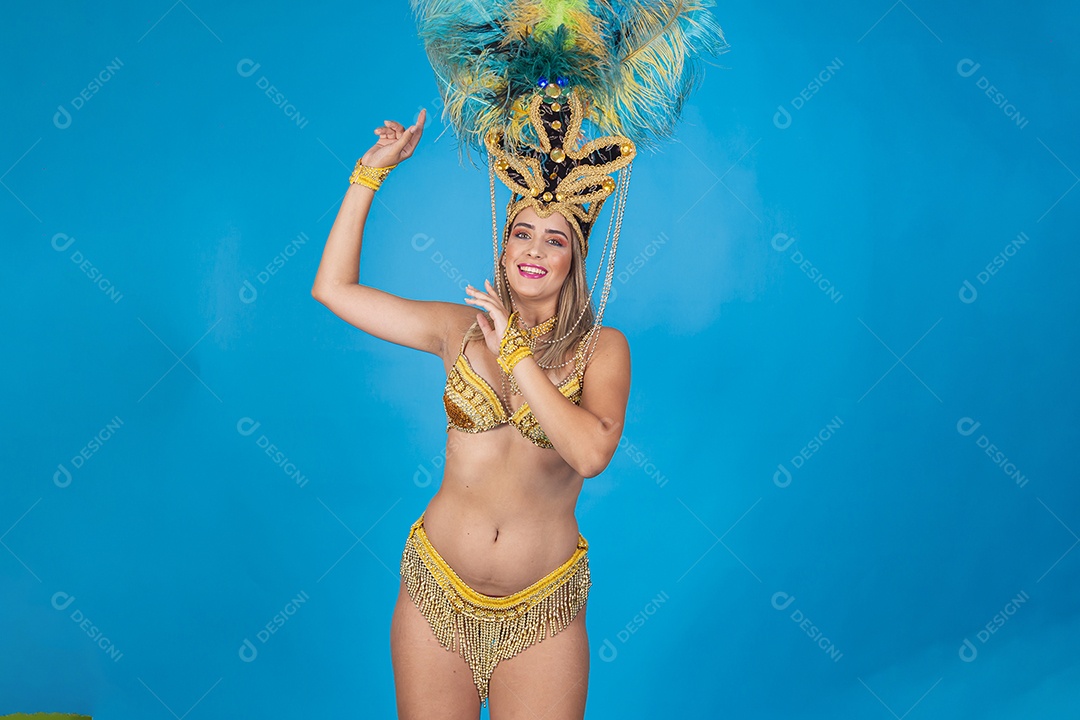 Linda passista loira fantasiada para o carnaval.