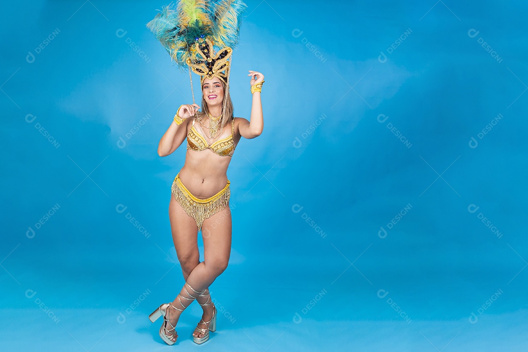 Linda passista loira fantasiada para o carnaval.