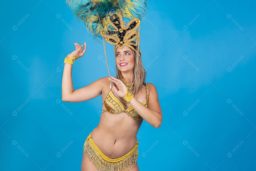 Linda passista loira fantasiada para o carnaval.