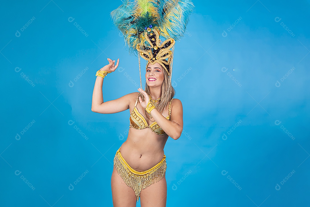 Linda passista loira fantasiada para o carnaval.