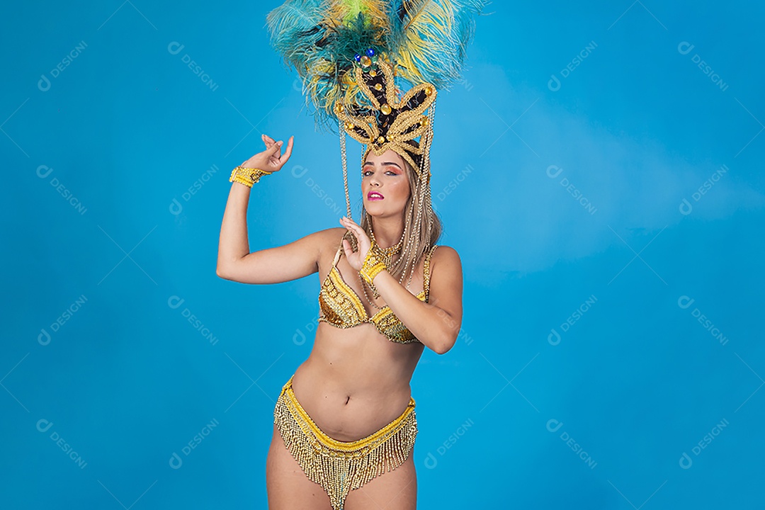 Linda passista loira fantasiada para o carnaval.